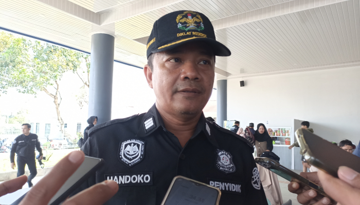 Handoko Imam Hanafi, Pengawas Satuan Pelayanan Terminal Arya Wiraraja Sumenep saat diwawancara media. (Foto: Hayat/Warta9)