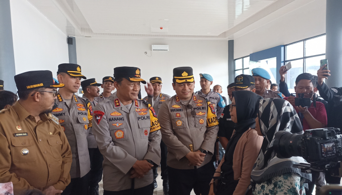 Kapolda Jawa Timur, Irjen Pol Nanang Avianto (tengah) didampingi Buapti dan Kapolres Sumenep saat menyapa pemudik di Terminal Arya Wiraraja. (Foto: Hayat/Warta9)