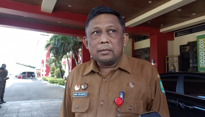 Kepala DLH Sumenep, Arif Susanto saat diwawancara media. (Foto: Hayat/Warta9).