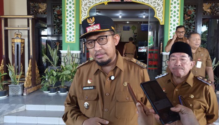 Bupati Sumenep, Achmad Fauzi Wongsojudo saat wawancara dengan media. (Foto: Hayat/Warta9).
