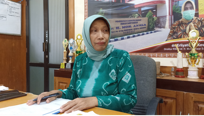 Direktur RSUDMA Sumenep, dr. Erliyati saat wawancara dengan media. (Foto: Hayat/Warta9)