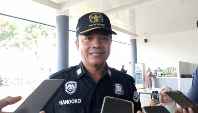 Pengawas Terminal, Handoko Imam Hanafi saat wawancara dengan media. (Foto: Hayat/Warta9)