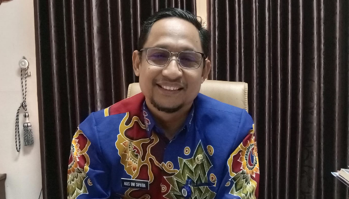 Kepala Disdik Sumenep, Agus Dwi Saputra saat wawancara dengan media. (Foto: Istimewa).