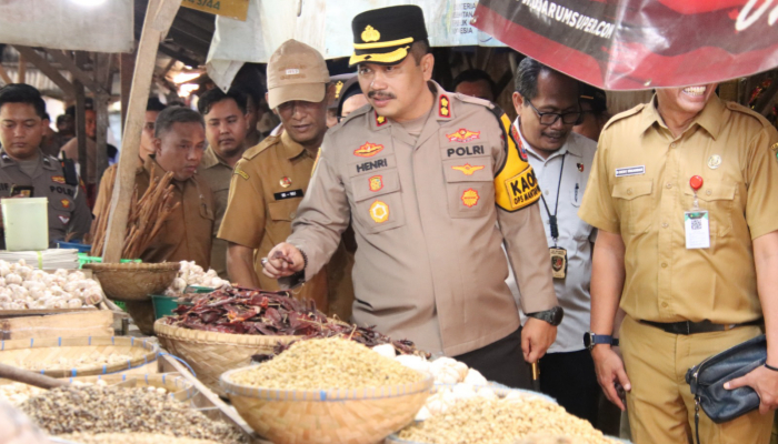 Kepala UPT Pasar Sumenep, Ibnu Hajar saat mendampingi Kapolres Sumenep, AKBP Henri Noveri Santoso saat memantau harga sejumlah komoditas beberapa waktu lalu. (Foto: Dok Warta9).