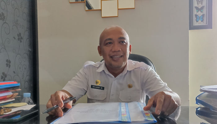 Kabid Penempatan Kerja Disnaker Sumenep, Eko Kurniawan saat wawancara dengan media di ruang kerjanya. (Foto: Hayat/Warta9)
