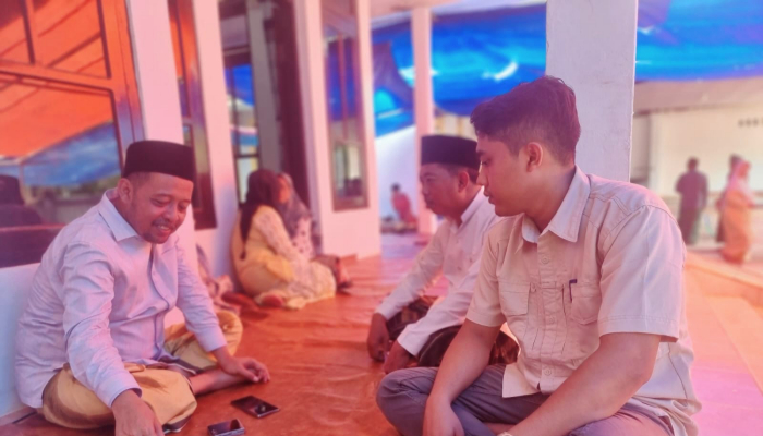 Ketua DPRD Sumenep, H Zainal Arifin (kiri) saat menghadiri undangan warga dalam suatu acara. (Foto: Hayat/Warta9)