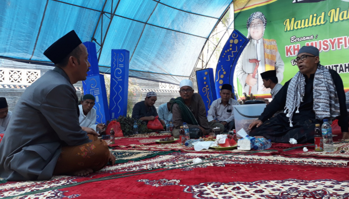 Ketua DPRD Sumenep, H Zainal Arifin saat bersama dengan salah satu Ulama kharismatik asal Karay, Ganding, KH Musyfik Al-Karawi dalam suatu acara. (Foto: Hayat/Warta9)