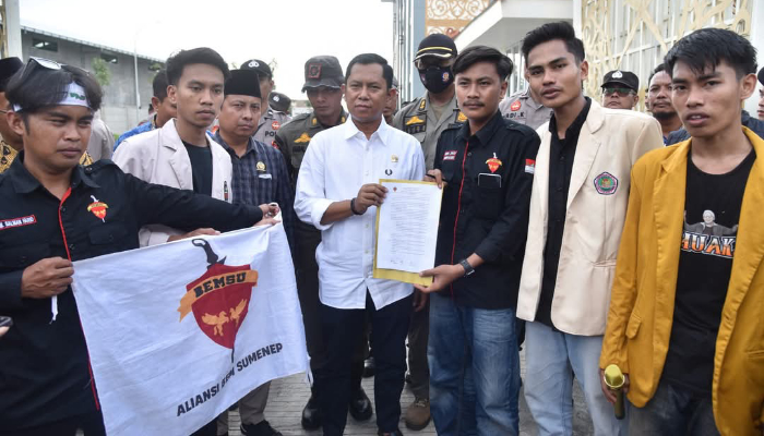 Ketua Komisi IV DPRD Sumenep, Mulyadi saat menemui massa aksi. (Foto: Warta9)
