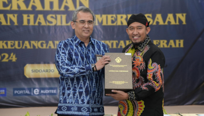 Bupati Fauzi (Kanan) saat menerima Hasil Pemeriksaan (LHP) dari BPK RI di Sidoarjo. (Foto: Dok Warta9)