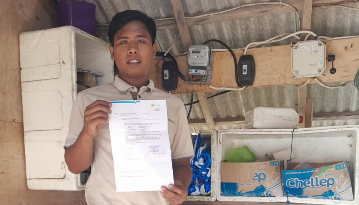 Jailani korban penipuan oknum petugas PLN saat menerima surat dari ULP PLN Sumenep tentang denda sebesar Rp 33 juta lebih.(Foto: Dok Warta9).