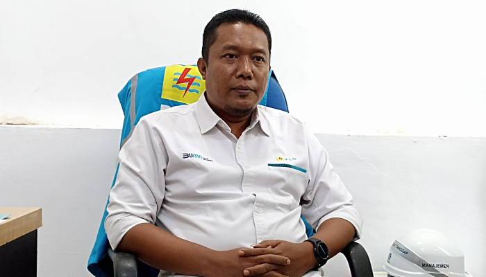 Pangky Yonkynata Ardiyansyah, Manager ULP PLN Sumenep saat memberikan keterangan kepada media. (Foto: Hayat/Warta9)