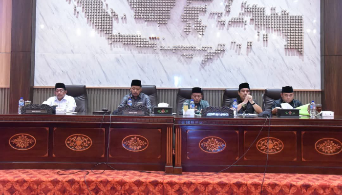 Ketua DPRD Sumenep, H. Zainal Arifin (dua dari kanan) saat memimpin Rapat Paripurna Hasil Serap Aspirasi Pimpinan dan anggota DPRD Kabupaten Sumenep pada Masa Reses II Tahun 2025.(Foto: Dok Warta9).