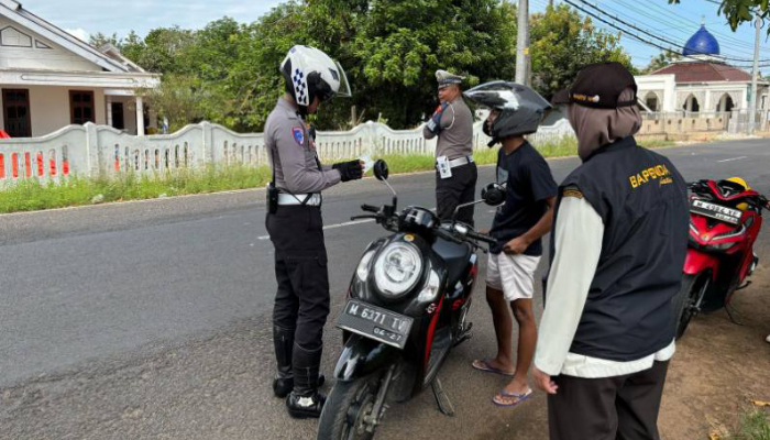 Anggota Satlantas Polres Sumenep saat melakukan operasi kendaraan. (Foto: Dok. Warta9).