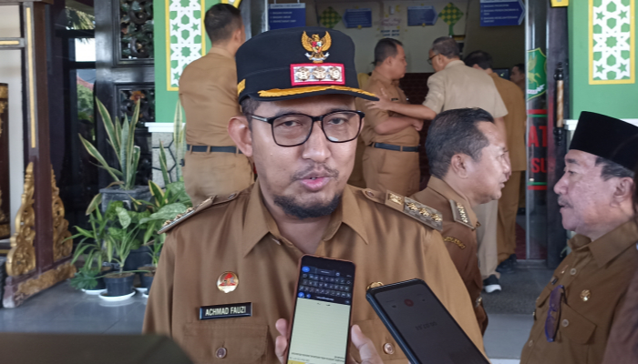 Bupati Sumenep, Achmad Fauzi Wongsojudo saat diwawancara media. (Foto: Hayat/Warta9)
