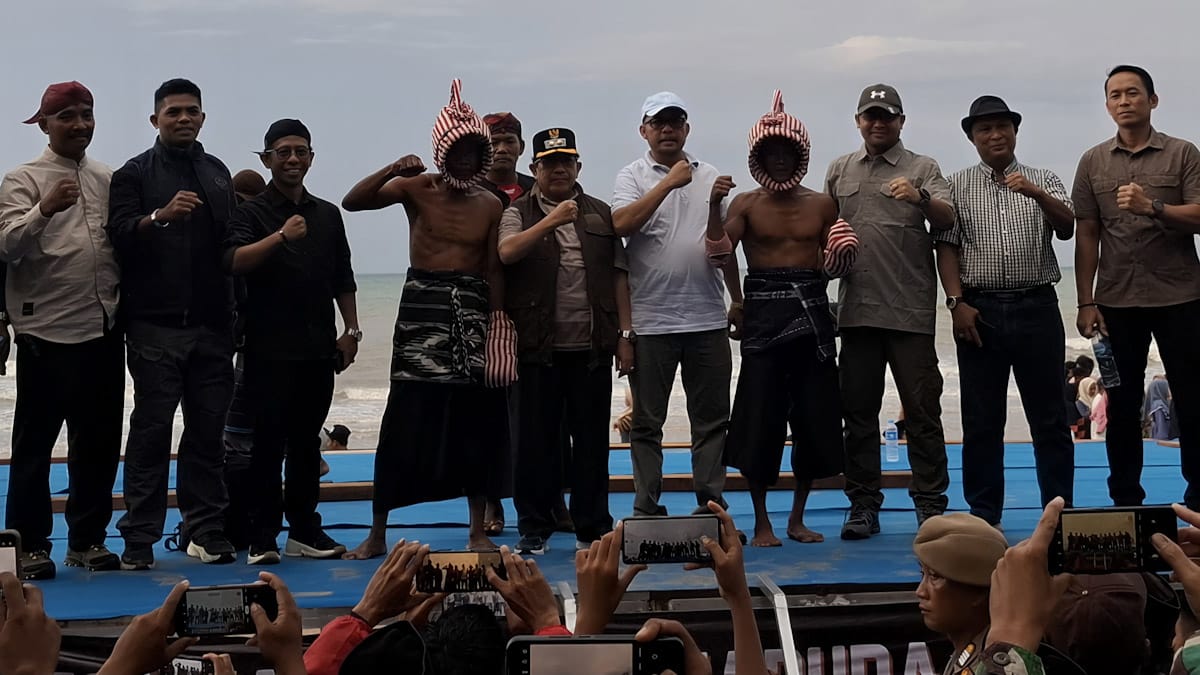 Ketua DPRD Sumenep, H. Zainal Arifin (baju putih) saat menghadiri Festival Ojhung 2025 di Pantai Badur, Kecamatan Batu Putih. (Foto Dok. Warta9)