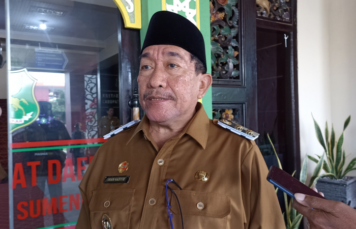 Wakil Bupati Sumenep, Imam Hasyim saat memberikan keterangan kepada media. (Foto: Hayat/warta9).