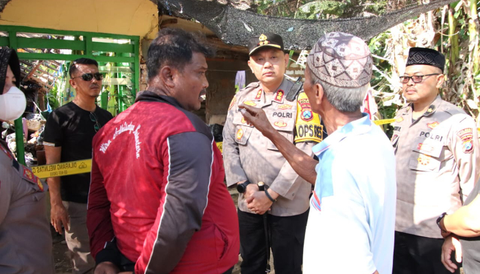 Kapolres Sumenep, AKBP Rivanda didampingi anggota aparat kepolisian lainnya meninjau langsung tempat lokasi kebakaran tewaskan remaja 15 tahun. (Foto: Dok Warta9).
