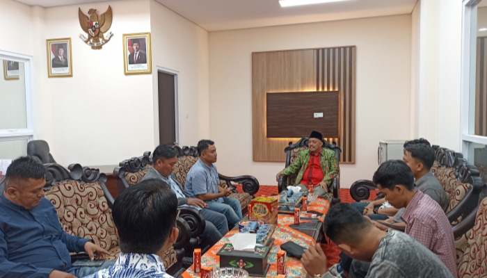 Ketua DPRD Sumenep, H. Zainal Arifin saat menerima kunjungan audiensi dari MPR di ruang kerjanya. (Foto: Hayat/Warta9).