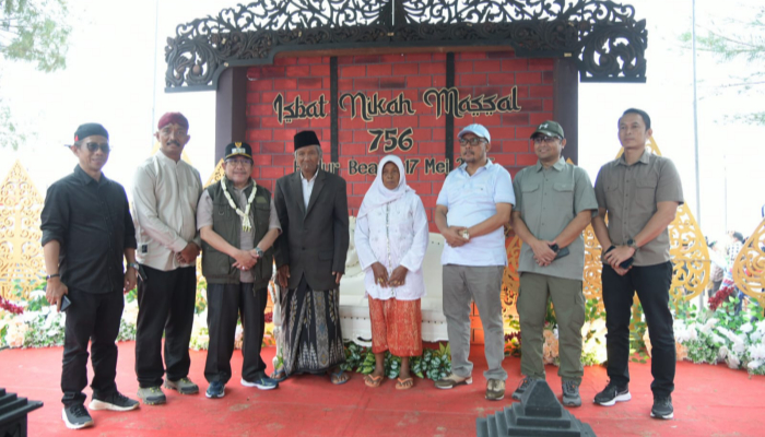 Ketua DPRD Sumenep, H. Zainal Arifin (tiga dari kanan) saat menghadiri Isbat Nikah Massal di Pantai Badur, Batuputih. (Foto: Dok. Hayat/Warta9)