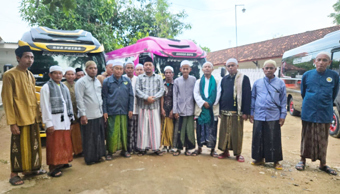 Ketua DPRD Kabupaten Sumenep, H. Zainal Arifin (tengah) foto bersama sejumlah alumni sebelum melakukan perjalanan Temu Alumni Ponpes Darul Ulum Banyuanyar yang digelar di Jember, Jawa Timur. (Foto: Hayat/Warta9).