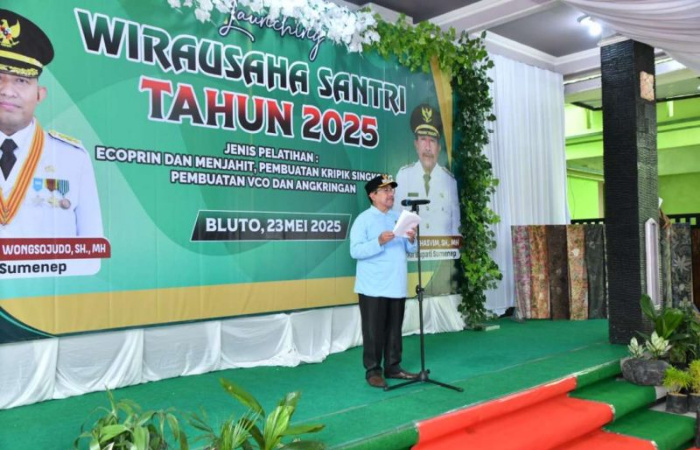Wakil Bupati Sumenep, KH. Imam Hasyim, saat membuka acara peluncuran Program Wirausaha Santri 2025 di Pondok Pesantren At Taufiqiyah, Kecamatan Bluto. (Foto: Istimewa)