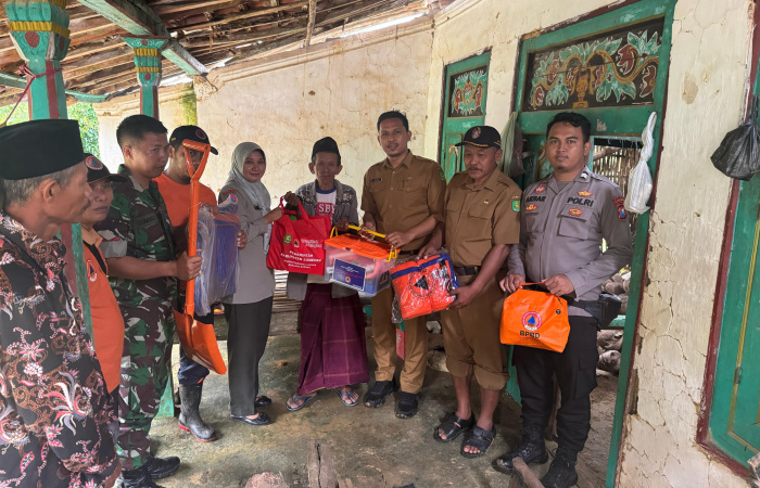 Petugas saat menyerahkan bantuan kepada Pusam korban bencana alam di Desa Lebeng Barat. (Foto: Dok.warta9).