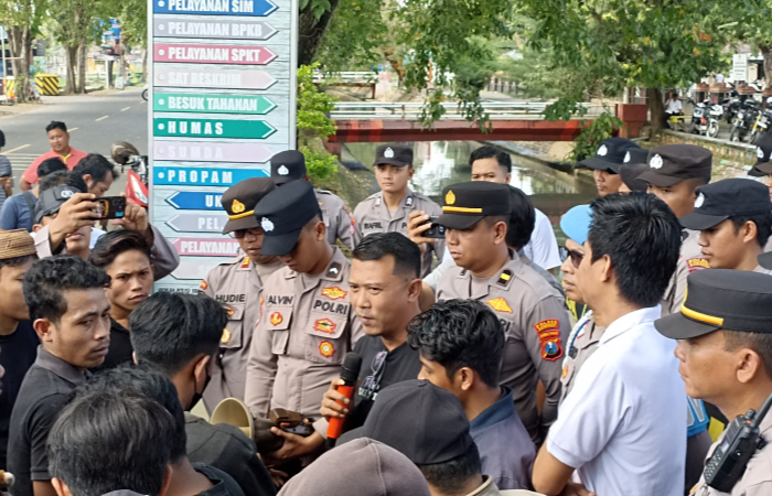Suasana saat aksi demontrasi mahasiswa di depan Kantor Polres Sumenep. (Foto: Hayat).