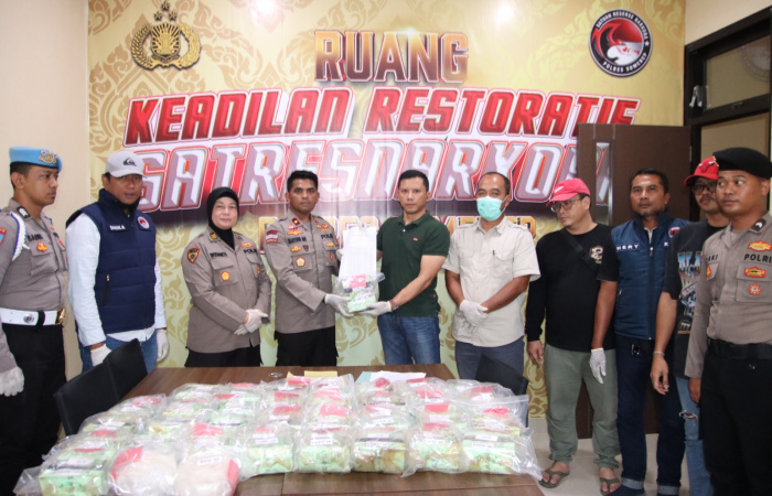 Proses penyerahan 35 Kg Sabu-sabu oleh Polres Sumenep ke Polda Jatim.(Foto: Dok. Warta9).