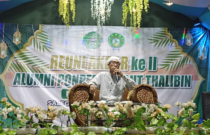 Pengasuh Ponpes Dliyaut Thalibin Sogian, Ambunten, KH. Qusyairi Muhammad saat menyampaikan ceramah pada Reuni Akbar ke II Alumni Pesantren Dliyaut Thalibin. (Foto: Hayat)