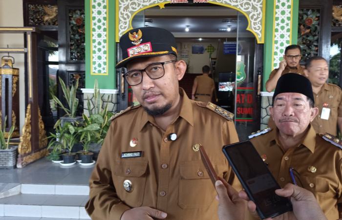 Bupati Sumenep, Achmad Fauzi Wongsojudo saat wawancara dengan media. (Foto: Hayat/Warta9).