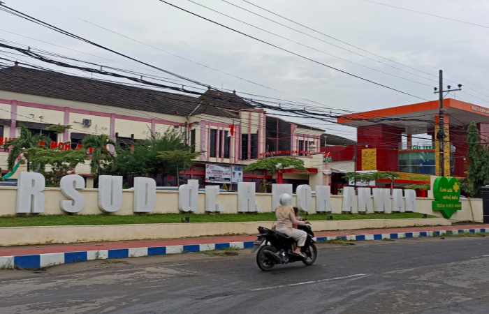 Seorang pengendara roda dua melintas di depan RSUDMA Sumenep. (Foto: Hayat)