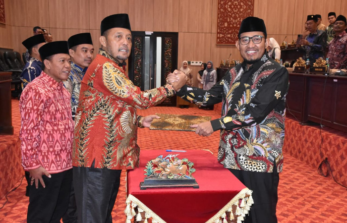 Ketua DPRD Sumenep, H. Zainal Arifin (kiri) bersama Bupati Sumenep Achmad Fauzi Wongsojudo usai melaksanakan sidang paripurna belum lama ini. (Foto: Dok. Warta9)