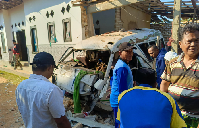 Kondisi rumah dan kendaraan akibat ledakan di Tempat Kejadian Perkara. (Foto: Hayat)