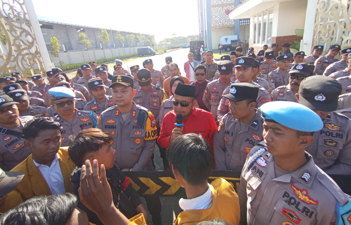 Ketua DPRD Sumenep, H Zainal Arifin saat menemui langsung peserta aksi dari mahasiswa. (Foto: Hayat)
