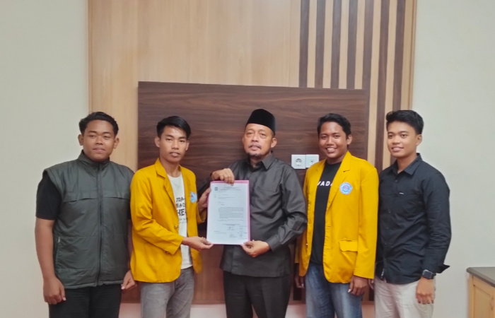 BEM Unija Sumenep menyerahkan surat tuntutan kepada Ketua DPRD Sumenep untuk disampaikan ke DPR RI. (Foto: Hayat)