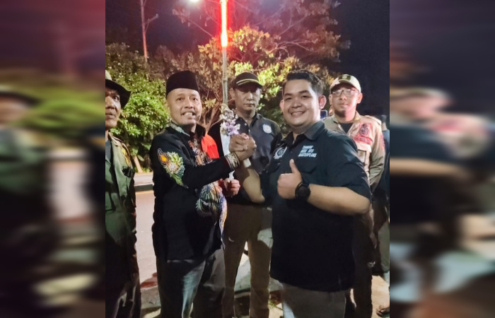 Momen saat Ketua DPRD Sumenep, H Zainal Arifin terima bunga dari masyarakat. (Foto: SC/Video Viral)