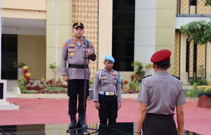 Kapolres Sumenep, AKBP Rivanda saat memimpin Upacara Korps Raport Kenaikan Pangkat Pengabdian dari Aiptu ke Ipda kepada salah satu personel Polres Sumenep. (Foto: Dok. Warta9)