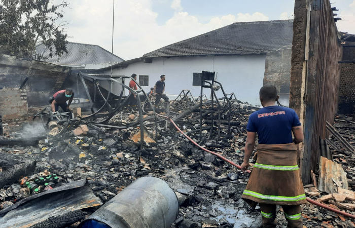 Kondisi bangunan pertokoan setelah ludes dilalap si jago merah. (Foto: Dok. Warta9).