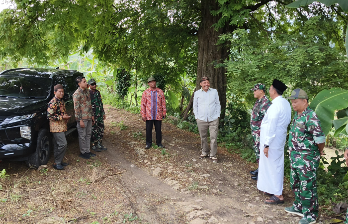 Ketua DPRD Sumenep, Zainal Arifin bersama Dandim 0827 Sumenep, Letkol Arm Bendi Wibisono dan masyarakat buka Program TMMD di Desa Mandala, Kecamatan Rubaru. (Foto: Hayat/Warta9)