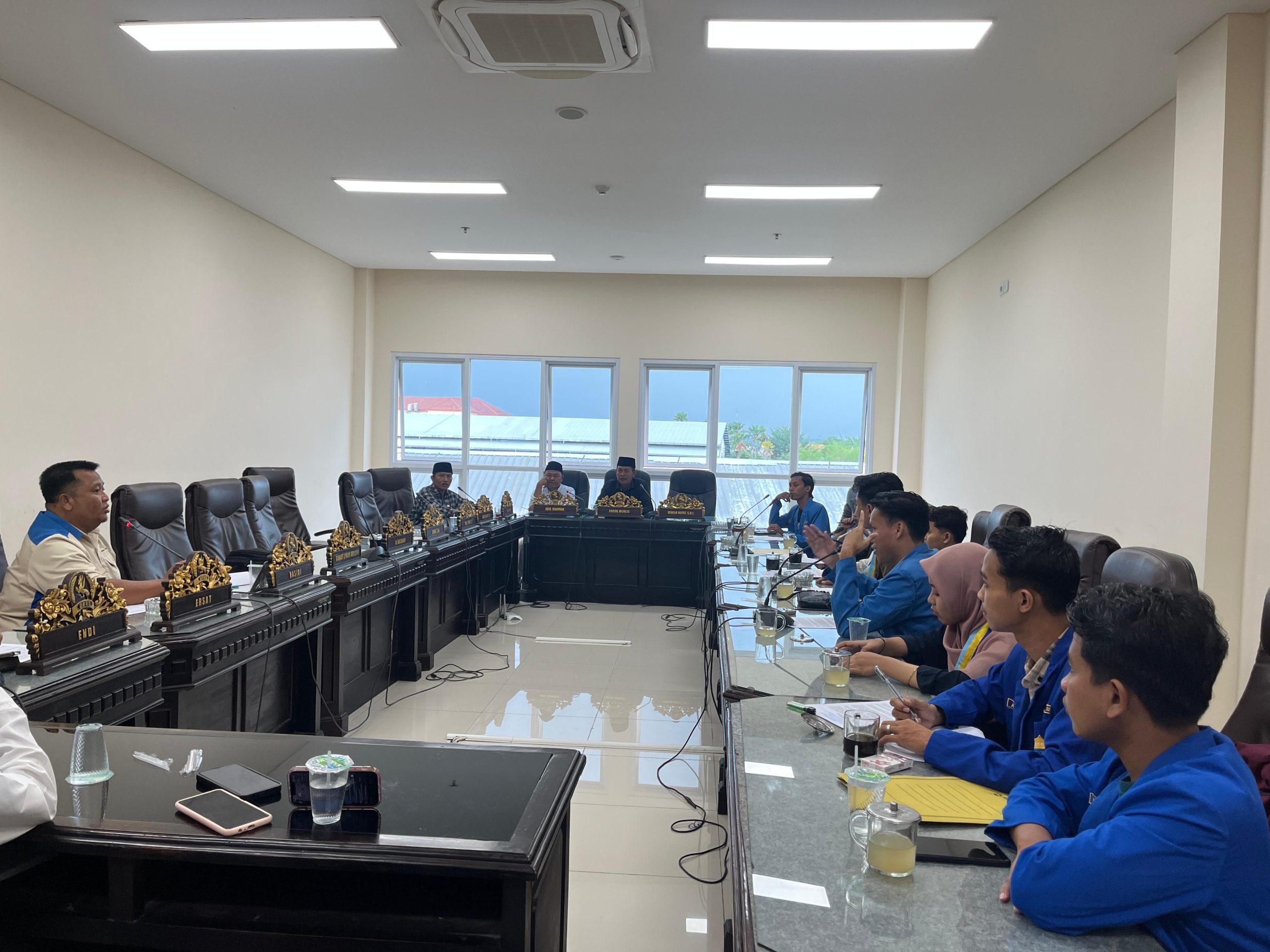 PERTEMUAN. Perwakilan PMII Universitas PGRI Sumenep menggelar audiensi dengan Komisi II DPRD Sumenep untuk menyampaikan aspirasi terkait evaluasi Pusat Informasi KKKS, Senin (15/12/2025). (Istimewa/Warta9.co.id)