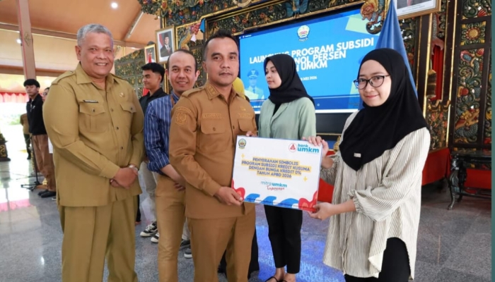 Penyerahan simbolis program subsidi kredit usaha bunga 0 persen kepada pelaku UMKM saat peluncuran program di Pendopo Agung Bangkalan, Senin (18/5/2026). Program tersebut digagas Pemkab Bangkalan untuk mempermudah akses permodalan dan mendorong pertumbuhan ekonomi masyarakat melalui sektor UMKM.