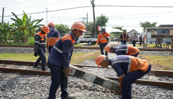 Petugas KAI Daop 8 Surabaya bersama unsur terkait melakukan penutupan perlintasan sebidang di wilayah operasional Daop 8 sebagai upaya meningkatkan keselamatan perjalanan kereta api dan pengguna jalan, Selasa (19/5/2026).
