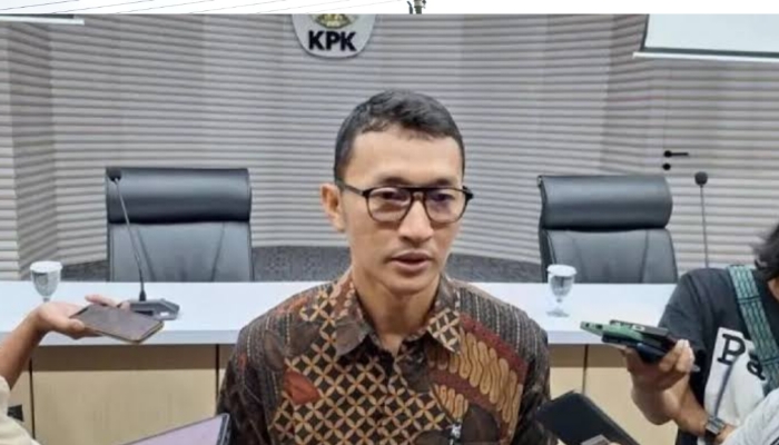 Juru Bicara KPK, Budi Prasetyo, memberikan keterangan kepada awak media terkait perkembangan penyidikan kasus dugaan korupsi dana hibah Pokmas Jawa Timur di Gedung KPK, Jakarta.
