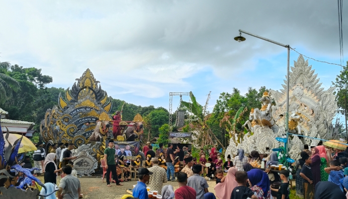 Warga memadati lokasi Haflah Akhirussanah Madrasah Diniyah Nurussalam Desa Soddara, Kecamatan Pasongsongan, Sumenep, untuk menyaksikan kemeriahan arak-arakan dan penampilan seni budaya pada rangkaian penutupan kegiatan yang berlangsung selama tiga malam.