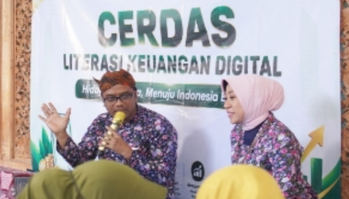 Direktur Bisnis BPRS Bhakti Sumekar, H. Cahya Wiratama, saat memberikan materi dalam kegiatan sosialisasi literasi keuangan digital bertema “Cerdas agar Hidup Sejahtera Menuju Indonesia Emas” di Masjid Al Hasanah, Dusun Lojikantang, Desa Kalianget Barat, Kecamatan Kalianget, Kabupaten Sumenep, Kamis (21/5/2026).