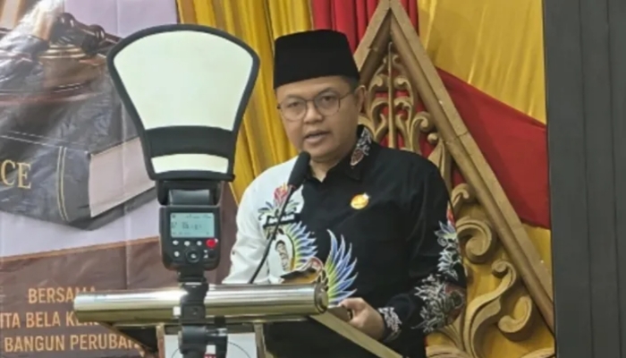 Hizbul Wathan saat memberikan sambutan dalam kegiatan pendidikan dan pelatihan paralegal yang digelar LBH Achmad Madani Putra dan Rekan-Rekan di Gedung Graha Wiraraja, Universitas Wiraraja, Jumat (22/5/2025). Pelatihan tersebut bertujuan memperluas akses bantuan hukum hingga tingkat desa di Kabupaten Sumenep.