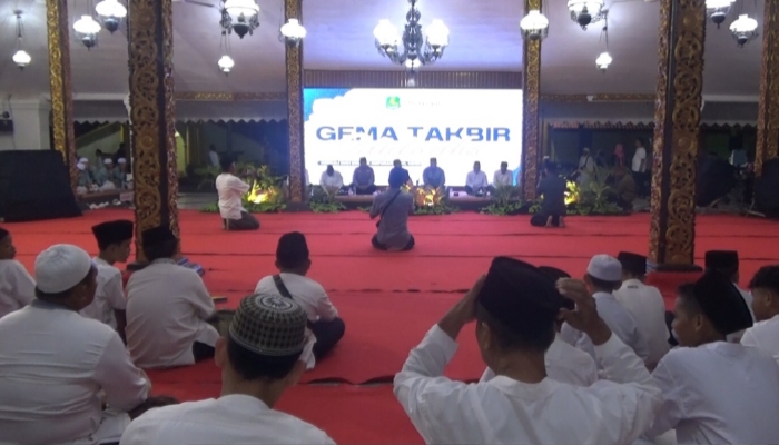 Peserta Takbir Akbar Iduladha 1447 Hijriah mengikuti rangkaian acara di Pendopo Agung Keraton Sumenep, Selasa malam (26/5/2026).