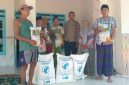 Kanit Binmas Polsek Gapura Aiptu Nur Yusuf, S.H., bersama Penyuluh Pertanian Lapangan (PPL) dan anggota Kelompok Tani Song Osong Lombung menunjukkan bantuan benih jagung hibrida TB10, Sabtu (30/5/2026). 