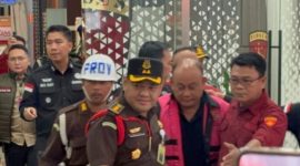 Petugas Kejaksaan Agung menggiring tersangka kasus dugaan korupsi tata kelola Program Makan Bergizi Gratis (MBG) di lingkungan Badan Gizi Nasional (BGN) menuju mobil tahanan usai menjalani pemeriksaan, Rabu (3/6/2026).