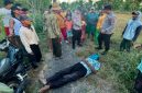 Petugas kepolisian bersama warga berada di lokasi penemuan seorang lansia yang ditemukan meninggal dunia di jalan desa di Dusun Kopao, Desa Lobuk, Kecamatan Bluto, Kabupaten Sumenep, Kamis (11/6/2026).